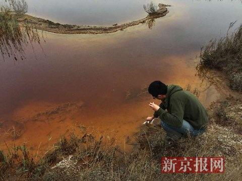 探访河北廊坊污水渗坑:白色黑色绿色污水相互拼接