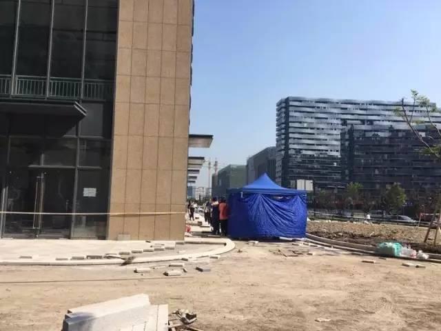 杭州一在建酒店窨井中发现一具赤裸盘腿男尸