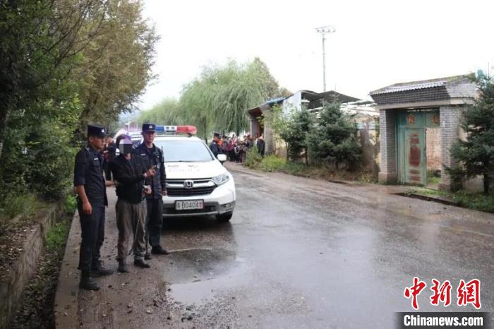 图为青海互助警方带命案犯罪嫌疑人祁生某进行作案现场指认。互助县公安局供图